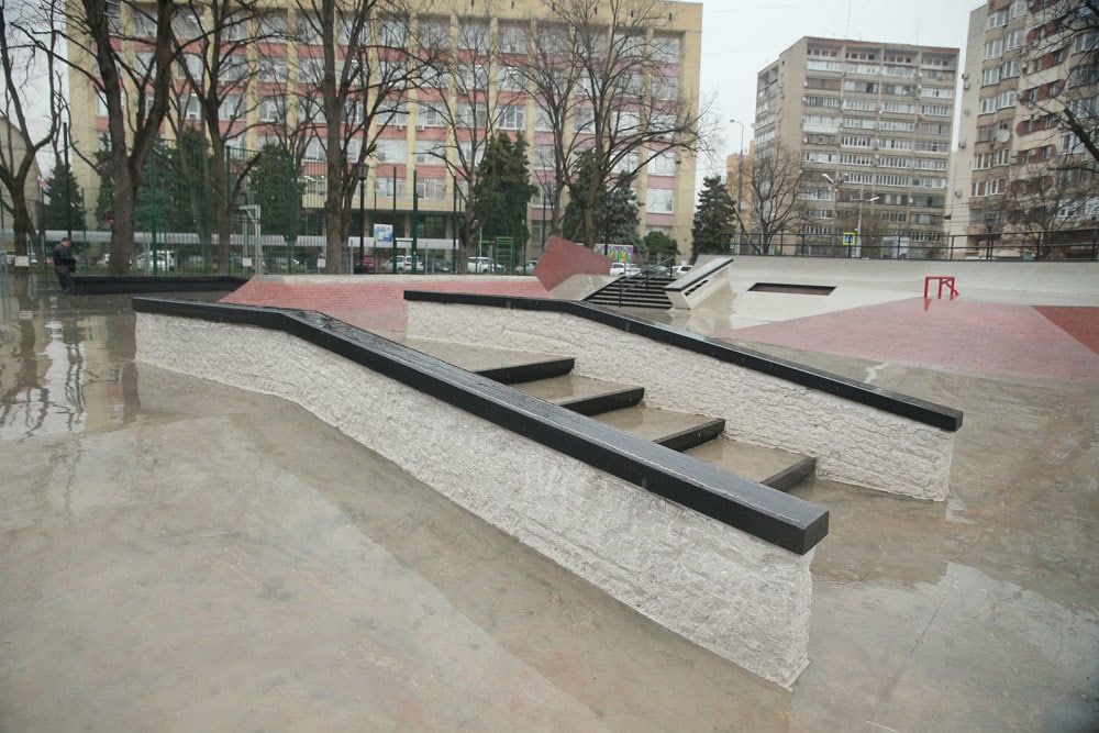 В сквере Дружбы народов открыли новый бетонный скейт-парк – 34418