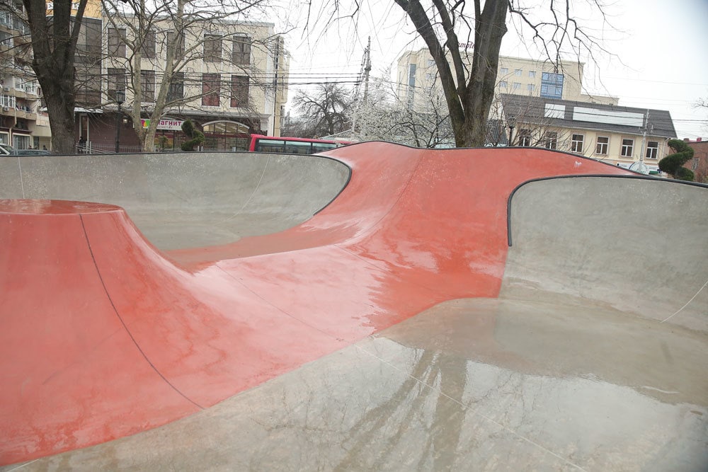 В сквере Дружбы народов открыли новый бетонный скейт-парк – 34420