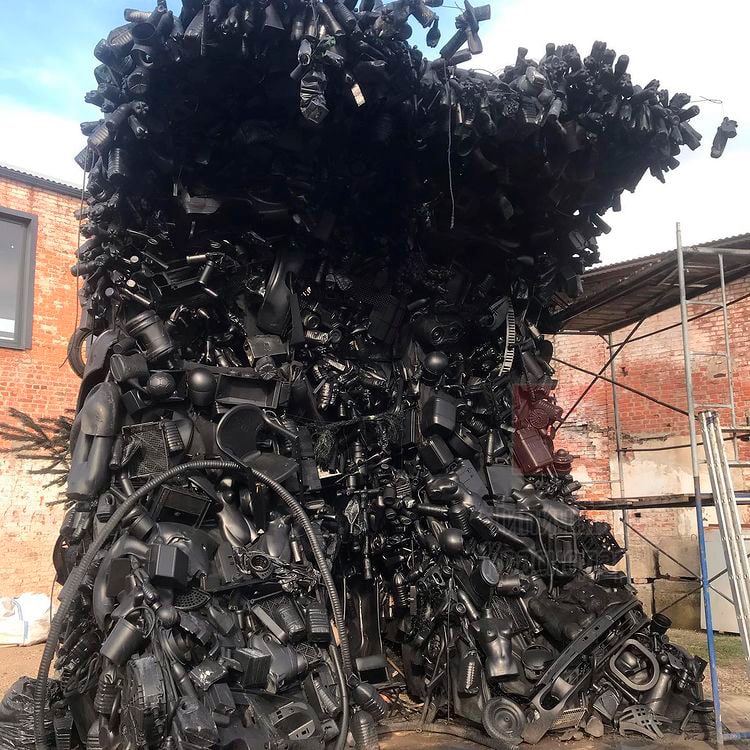 Инсталляция «Волна», собранная из 3-х тонн пластикового мусора выброшенного Чёрным морем,... – 35680