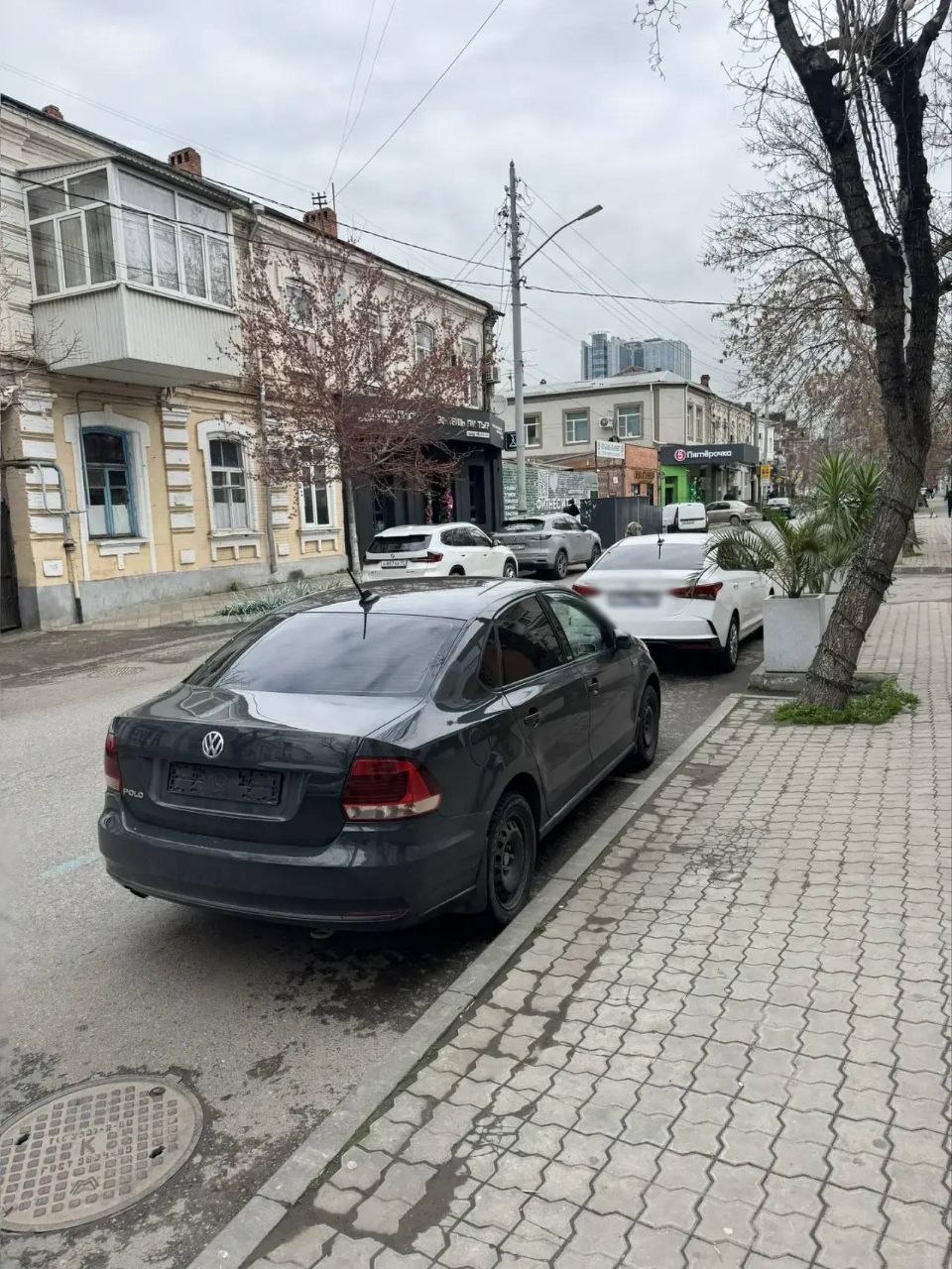 Мэр обратил внимание на стоящие без номеров автомобили на муниципальных парковках