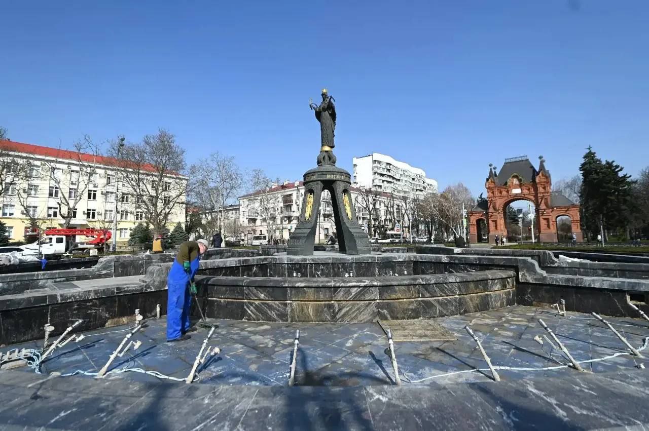 В Краснодаре начали готовить фонтаны к новому сезону