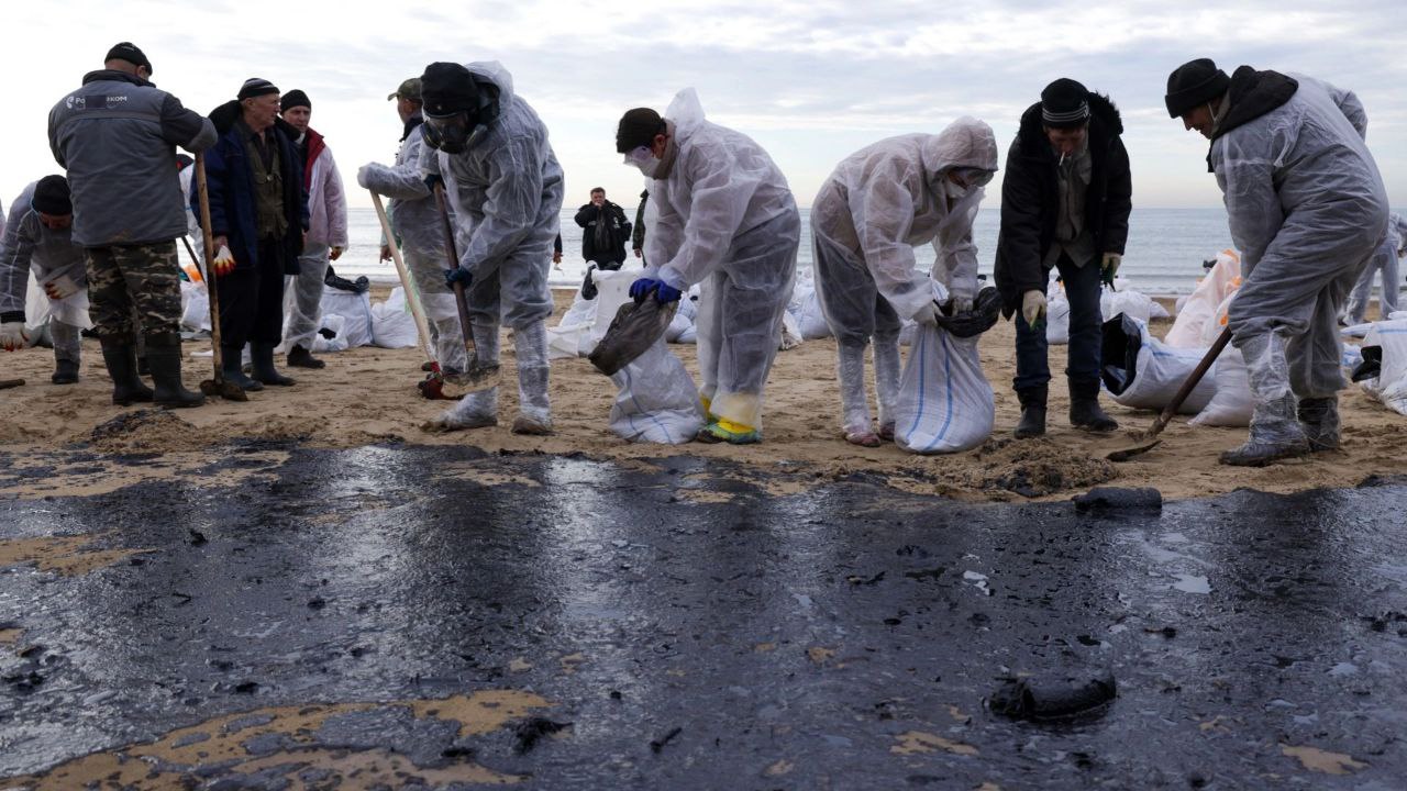 В Анапе из опасной зоны после разлива нефтепродуктов исключили восемь галечных пляжей