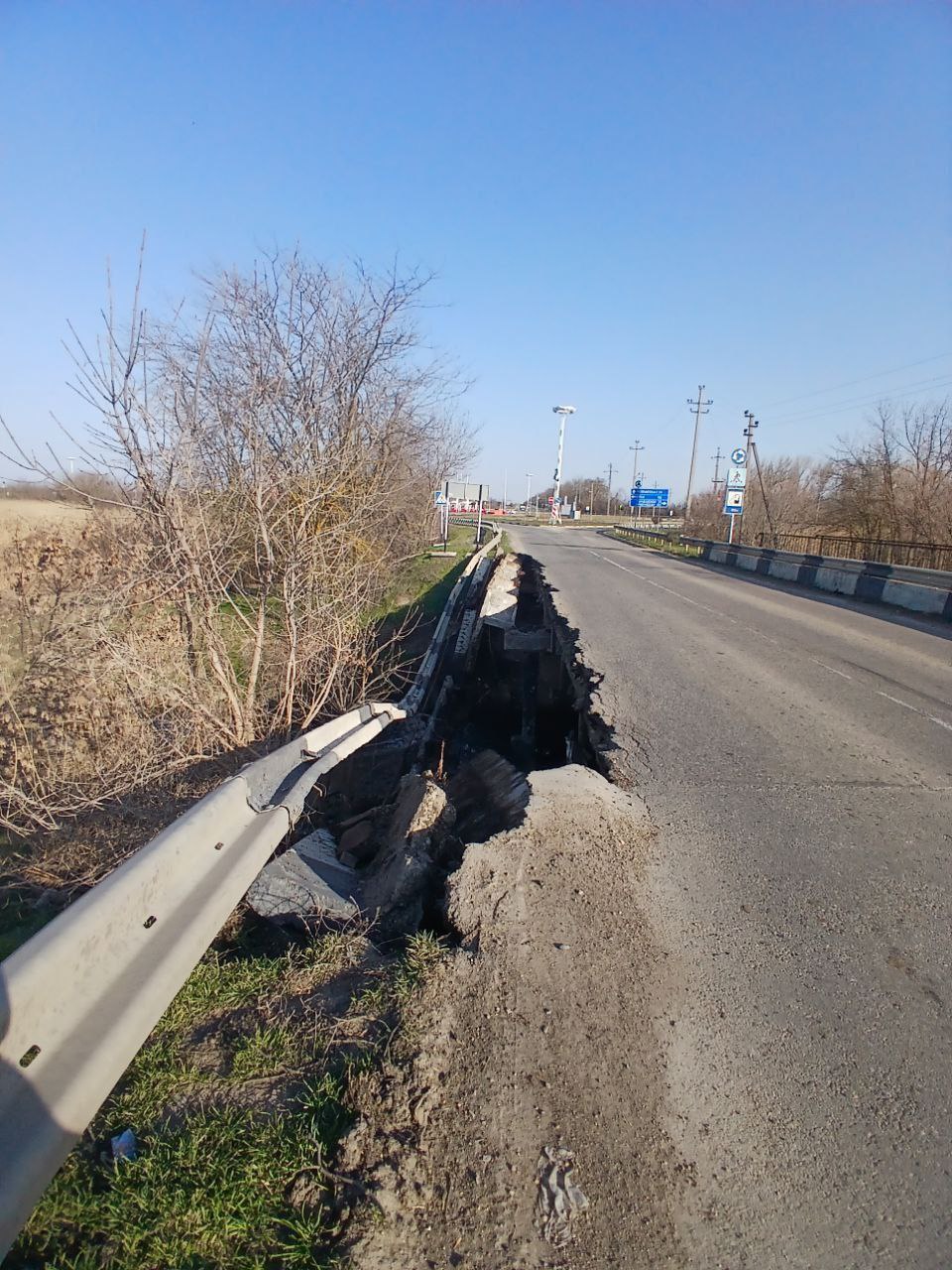 Мост частично обрушился на выезде из станицы Каневской