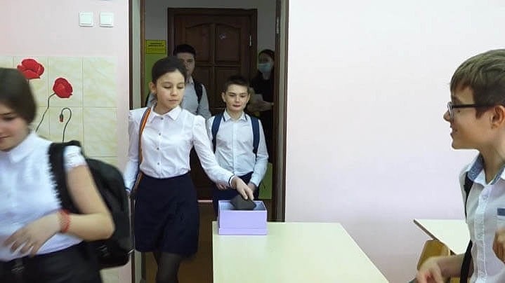 Эксперимент в одной из школ Геленджика: дети сдают выключенные телефоны при входе в класс