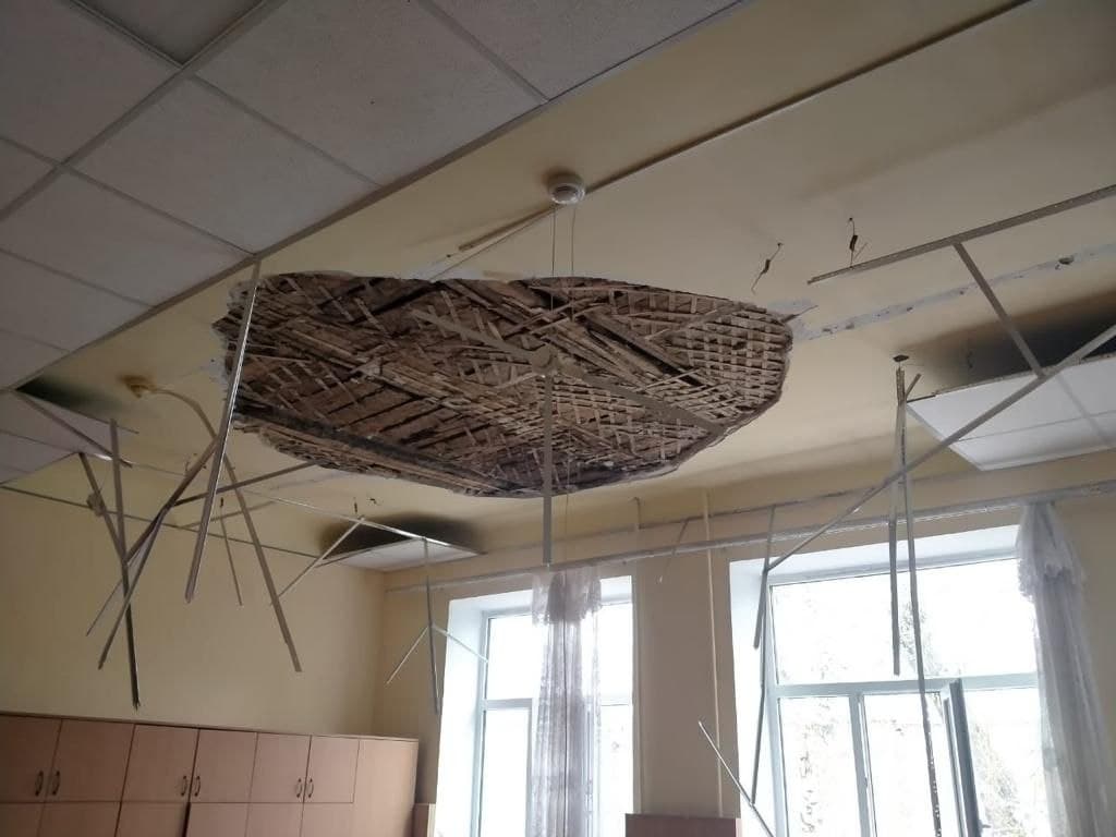Потолок обрушился на учеников кубанской школы во время урока