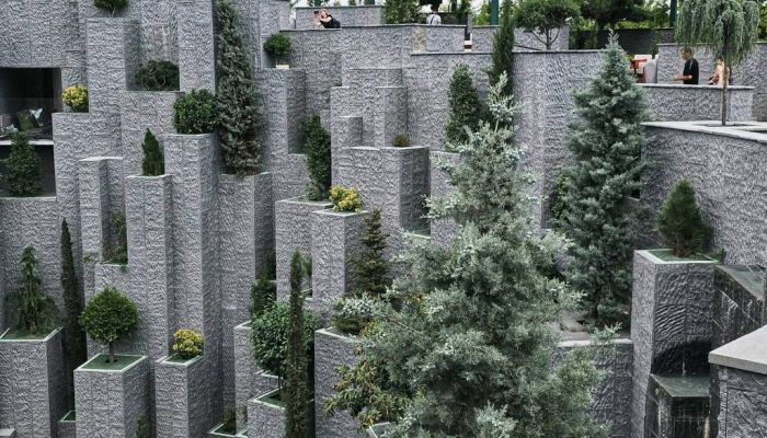 В парке Галицкого открыли террасы новой локации «Грот»
