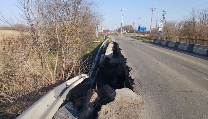 Мост частично обрушился на выезде из станицы Каневской