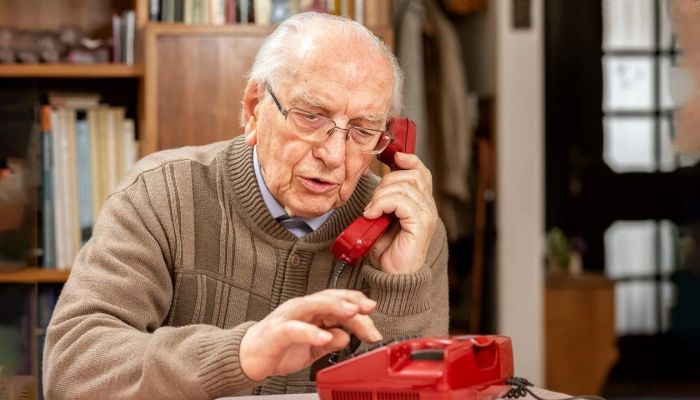 Могут отключить заграничные звонки на домашний телефон российским пенсионерам
