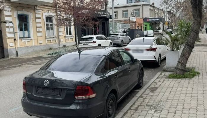 Мэр обратил внимание на стоящие без номеров автомобили на муниципальных парковках