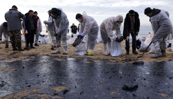 В Анапе из опасной зоны после разлива нефтепродуктов исключили восемь галечных пляжей