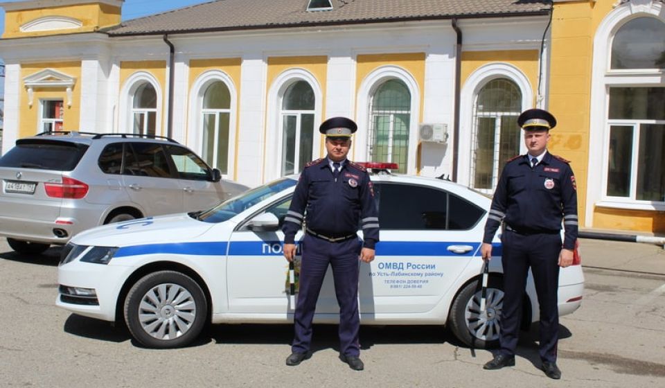 На Кубани полицейские экстренно доставили в больницу девочку с травмой головы после падения с качели