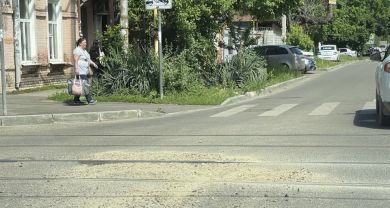 Снова появилась яма на Головатого и Коммунаров