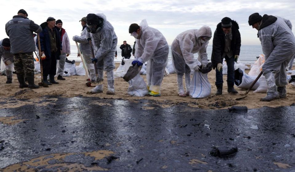 В Анапе из опасной зоны после разлива нефтепродуктов исключили восемь галечных пляжей