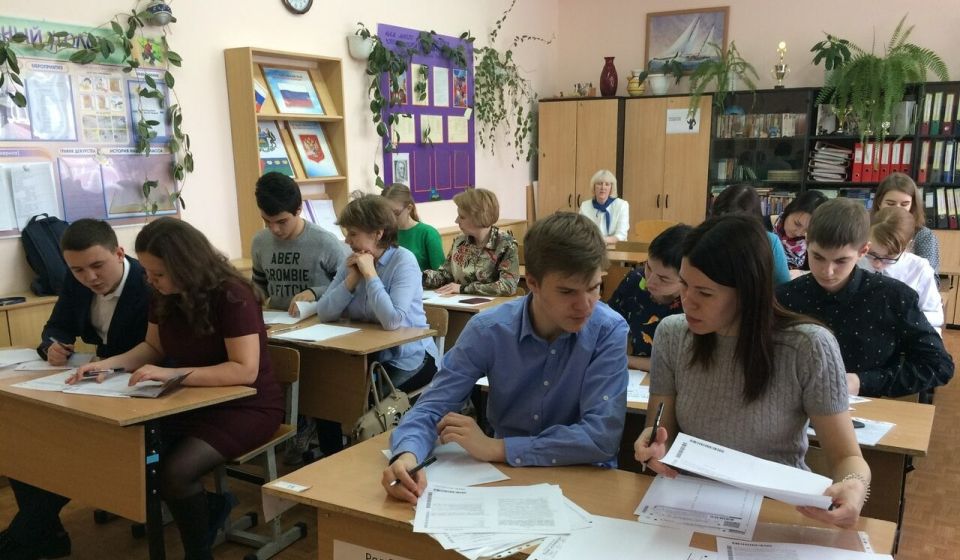 Школьники получили ожоги глаз во время урока из-за лампы