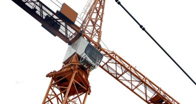 Два человека погибли в результате падения крана в Краснодаре