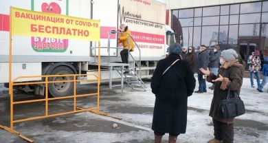 Краснодарцы сделали первые прививки от COVID-19 в мобильном пункте