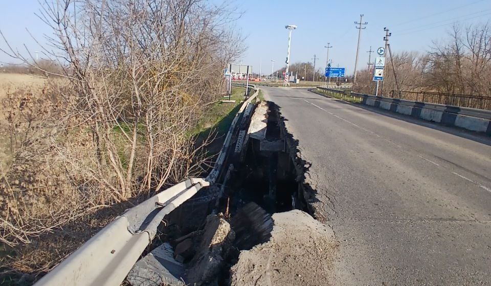 Мост частично обрушился на выезде из станицы Каневской