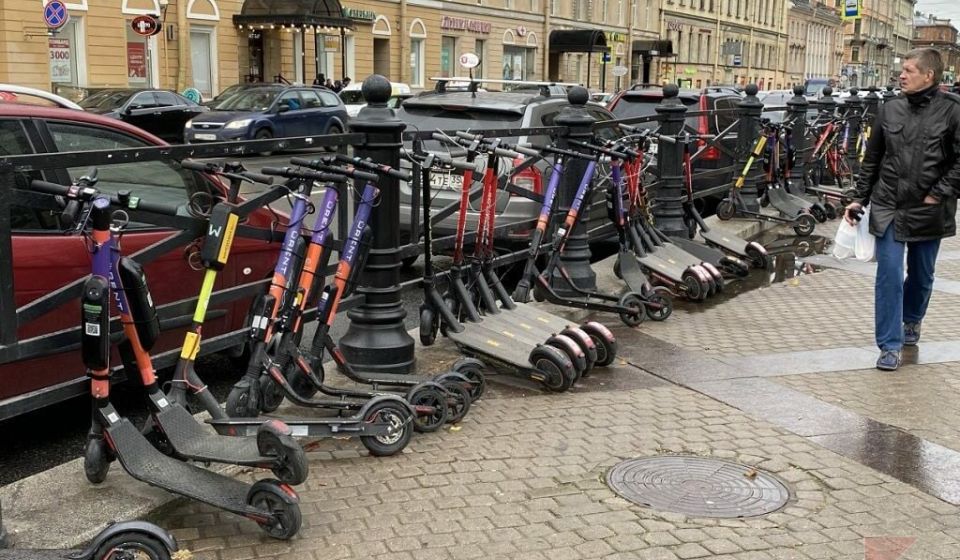 В Краснодаре хотят запретить бесконтрольную парковку самокатов и велосипедов