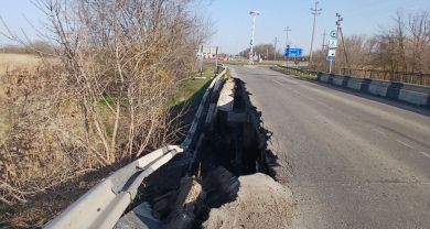 Мост частично обрушился на выезде из станицы Каневской