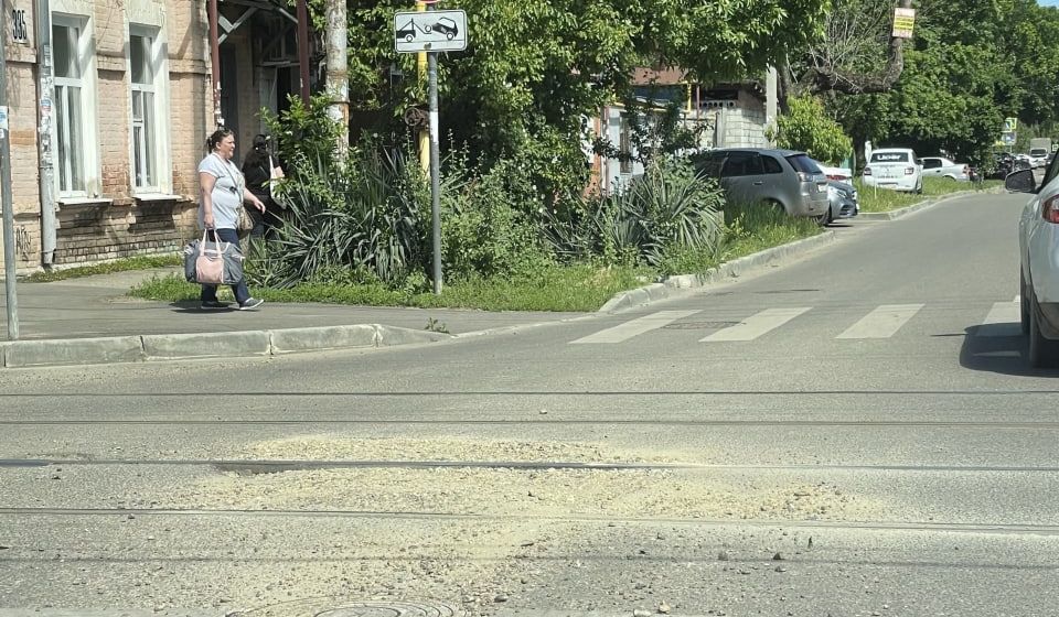 Снова появилась яма на Головатого и Коммунаров