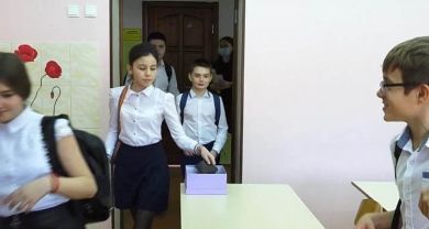Эксперимент в одной из школ Геленджика: дети сдают выключенные телефоны при входе в класс