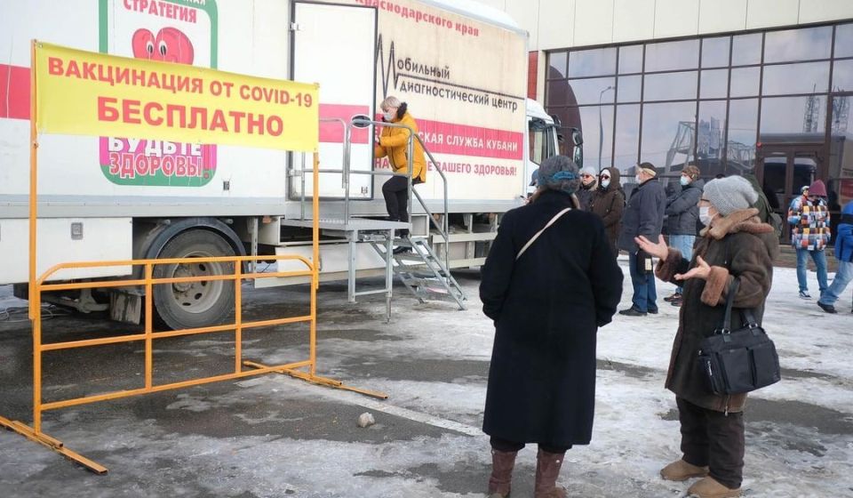 Краснодарцы сделали первые прививки от COVID-19 в мобильном пункте