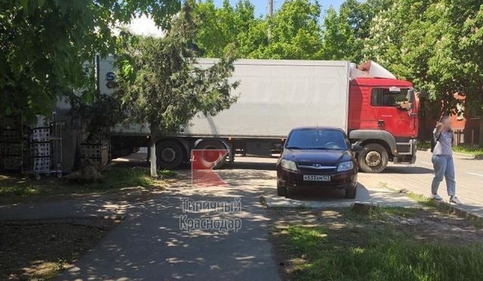 «Фура Магнита ежедневно перекрывает тротуар на улице Речной