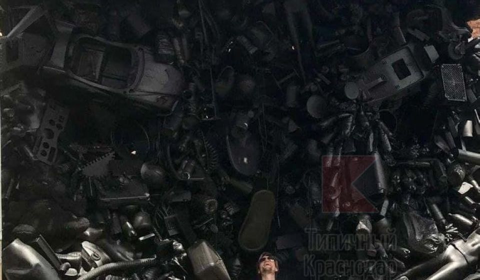 Инсталляция «Волна», собранная из 3-х тонн пластикового мусора, выброшенного Чёрным морем