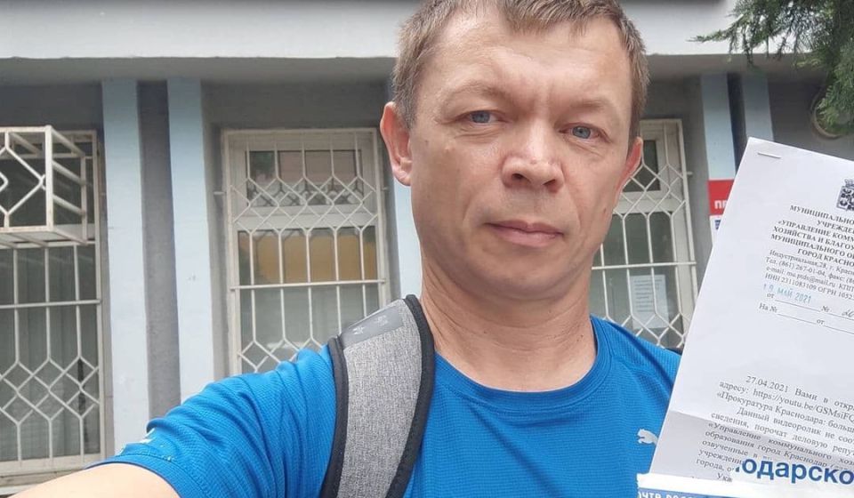Мэрия Краснодара потребовала от активиста, который борется с грязными и неработающими муниципальными туалетами, удалить свой ролик