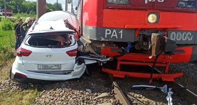 Женщина за рулем Hyundai выехала на жд-переезд перед приближающимся поездом