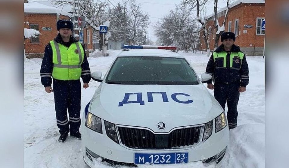 Сотрудники ДПС спасли пролежавшего несколько часов в снегу мужчину