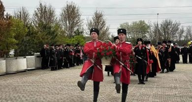 «Корниловские поминовения» состоялись в Краснодаре у памятника Лавру Корнилову и жертвам Гражданской войны