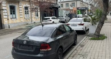 Мэр обратил внимание на стоящие без номеров автомобили на муниципальных парковках