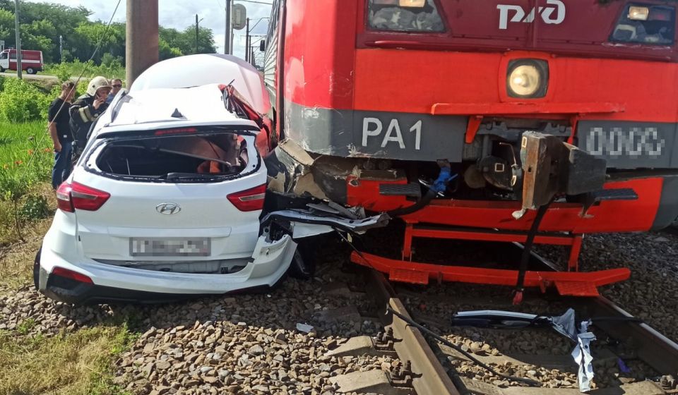 Женщина за рулем Hyundai выехала на жд-переезд перед приближающимся поездом